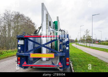 Transport de panneaux muraux préfabriqués en béton armé avec une semi-remorque spécialisée Banque D'Images