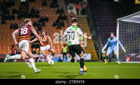 BRADFORD, ROYAUME-UNI. 5 décembre 2023. TROPHÉE EFL : Bradford City AFC v Liverpool FC under 21s. Ben Doak du Liverpool FC fait une percée dans la boîte. Crédit Paul B Whitehurst/Alamy Live News Banque D'Images