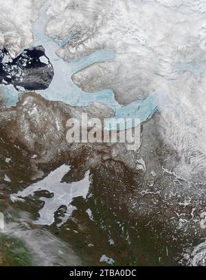 Vue satellite de la glace couvrant le golfe Amundsen et le Grand lac de l'Ours au Canada. Banque D'Images