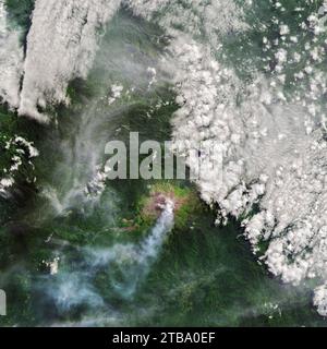 Vue satellite des coulées de lave sur le mont Bagana sur l’île de Bougainville, Papouasie-Nouvelle-Guinée. Banque D'Images