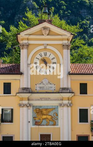 Italie Vénétie Vallée de Brenta - Valstagna - Tour de l'horloge civique Banque D'Images