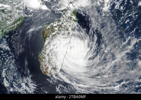 Vue satellite du cyclone tropical Emnati touchant terre sur l'île de Madagascar. Banque D'Images