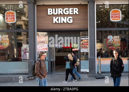 Barcelone, Espagne. 04 décembre 2023. Les piétons passent devant la chaîne américaine de hamburgers fast-food Burger King à Barcelone. Crédit : SOPA Images Limited/Alamy Live News Banque D'Images