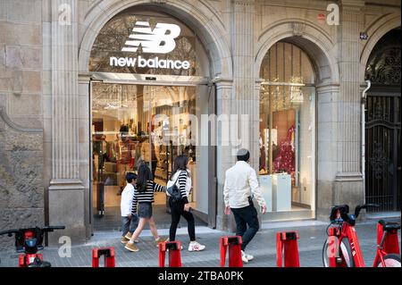 Barcelone, Espagne. 04 décembre 2023. Les piétons passent devant le magasin New Balance (NB) de la marque américaine de chaussures à Barcelone. Crédit : SOPA Images Limited/Alamy Live News Banque D'Images