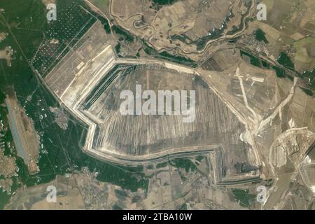 Vue depuis l'espace d'une mine à ciel ouvert en Allemagne, située le long de la frontière polonaise au bord de la rivière Neisse. Banque D'Images