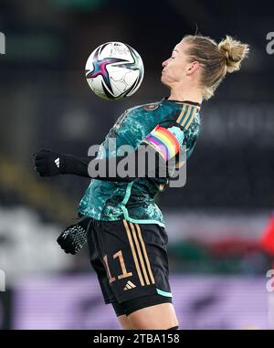 L'allemande Alexandra Popp en action lors du match du groupe A3 de la Ligue des nations féminines de l'UEFA au Swansea.com Stadium, au pays de Galles. Date de la photo : mardi 5 décembre 2023. Banque D'Images