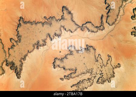 Vue de l'espace des mesas à sommet plat dans le désert du Sahara oriental au Soudan, en Afrique. Banque D'Images