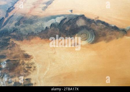 Vue depuis l'espace de la structure Richat et des champs de dunes environnants en Mauritanie. Banque D'Images