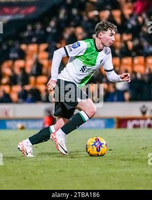 BRADFORD, ROYAUME-UNI. 5 décembre 2023. TROPHÉE EFL : Bradford City AFC v Liverpool FC under 21s. Mateusz Musialowski du Liverpool FC sur le bal crédit Paul B Whitehurst/Alamy Live News Banque D'Images