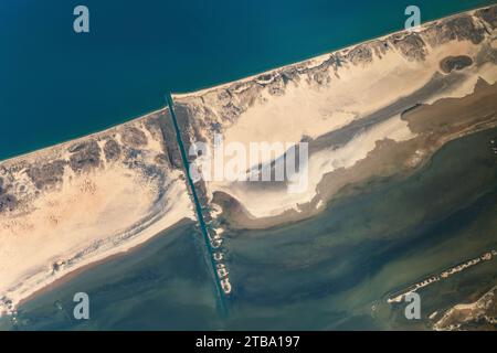 Vue depuis l'espace d'une partie de Padre Island, une longue île barrière le long de la côte sud du Texas. Banque D'Images