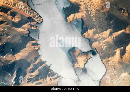 Lac Khar Nuur dans la dépression des Grands Lacs en Mongolie, avec de longues ombres de lumière matinale. Banque D'Images