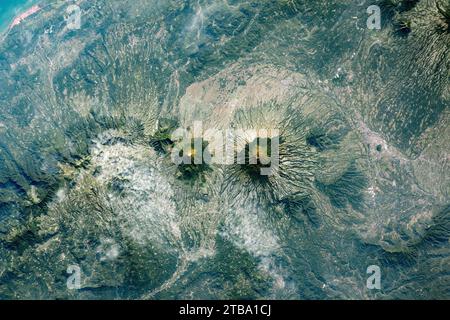 Vue depuis l'espace du mont Sundoro et du mont Sumbing sur l'île de Java, Indonésie. Banque D'Images