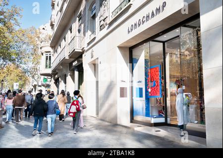 Barcelone, Espagne. 04 décembre 2023. Les piétons passent devant le magasin Longchamp de la marque de mode de luxe française à Barcelone. (Photo Xavi Lopez/SOPA Images/Sipa USA) crédit : SIPA USA/Alamy Live News Banque D'Images