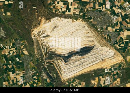 Vue depuis l'espace de la mine Hambach surface Mine en Rhénanie du Nord-Westphalie, Allemagne. Banque D'Images