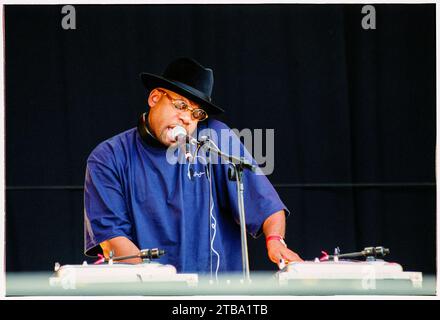 JASON MIZELL, RUN DMC, READING FESTIVAL, 2001 : DJ Jason 'Jam Master Jay' Mizell (1965-2002) de Run DMC jouant sur la scène principale au Reading Festival, Reading, Royaume-Uni le 24 août 2001. Run DMC tourne avec leur dernier album, Crown Royal. Ils se séparent un an plus tard en 2002 après que DJ Jason 'Jam Master Jay' Mizell ait été assassiné. Photo : Rob Watkins Banque D'Images