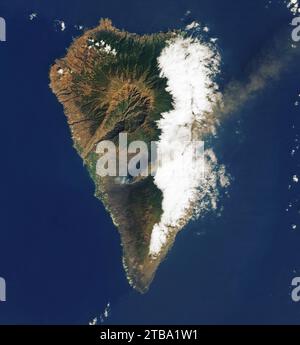 Image satellite en couleurs naturelles de l'éruption de Cumbre Vieja sur l'île de la Palma, Espagne. Banque D'Images