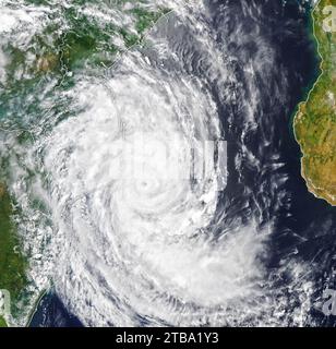 Vue satellite du cyclone tropical Guambe touchant terre avec le Mozambique en Afrique. Banque D'Images