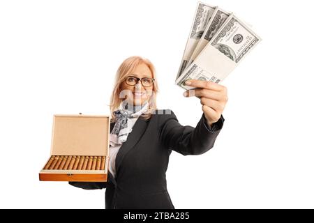 Femme tenant une boîte en bois de cigares et des piles d'argent isolé sur fond blanc Banque D'Images