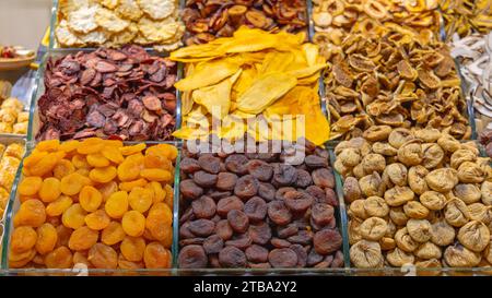 Variété de fruits secs en vrac au marché fermiers Banque D'Images