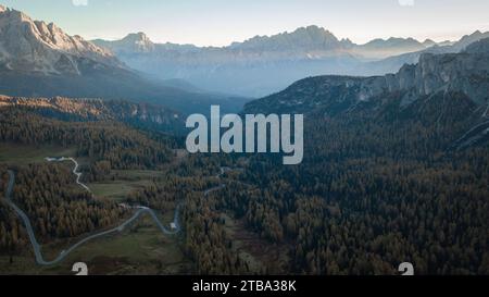 Vue aérienne du col de montagne avec route courbe belles montagnes au lever du soleil, Dolomites, Italie Banque D'Images