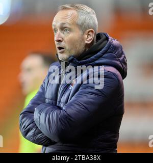 Blackpool, Royaume-Uni. 05 décembre 2023. Neil Critchley Manager de Blackpool, lors du Bristol Street Motors Trophy Match Blackpool vs Barnsley à Bloomfield Road, Blackpool, Royaume-Uni, le 5 décembre 2023 (photo de Cody Froggatt/News Images) à Blackpool, Royaume-Uni le 12/5/2023. (Photo de Cody Froggatt/News Images/Sipa USA) crédit : SIPA USA/Alamy Live News Banque D'Images