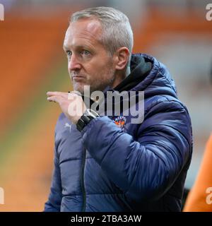 Blackpool, Royaume-Uni. 05 décembre 2023. Neil Critchley Manager de Blackpool, lors du Bristol Street Motors Trophy Match Blackpool vs Barnsley à Bloomfield Road, Blackpool, Royaume-Uni, le 5 décembre 2023 (photo de Cody Froggatt/News Images) à Blackpool, Royaume-Uni le 12/5/2023. (Photo de Cody Froggatt/News Images/Sipa USA) crédit : SIPA USA/Alamy Live News Banque D'Images