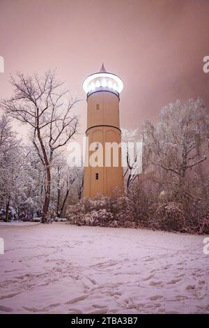 L'Engelbergtower la nuit avec de la neige à Leonberg sur l'Engelberg près de Stuttgart, Allemagne Banque D'Images