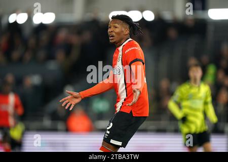 Gabriel Osho de Luton Town réagit lors du match de Premier League à Kenilworth Road, Luton. Date de la photo : mardi 5 décembre 2023. Banque D'Images