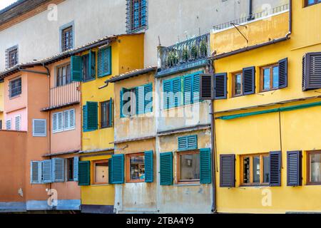 Florence, Italie - 15 juillet 2023 : vue latérale du pont médiéval en pierre Ponte Vecchio sur le fleuve Arno à Florence, Toscane, Italie Banque D'Images