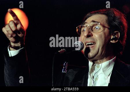 Rome Italie 1997-05-01 : Franco Battiato au festival de musique Concerto del Primo Maggio, fête du travail sur la Piazza San Giovanni Banque D'Images