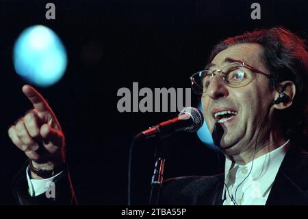 Rome Italie 1997-05-01 : Franco Battiato au festival de musique Concerto del Primo Maggio, fête du travail sur la Piazza San Giovanni Banque D'Images