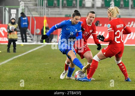 Sosnowiec, Pologne. 05 décembre 2023. Vasiliki Giannaka, Kayla Adamek et Ewelina Kamczyk lors du match de l'UEFA Womens Nation League entre la Pologne et la Grèce Pologne, le 5 décembre 2023 (photo Michal Dubiel/Sipa USA) crédit : SIPA USA/Alamy Live News Banque D'Images