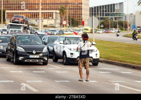 le jongleur arrête la circulation aux feux de croisement palma mallorca Banque D'Images