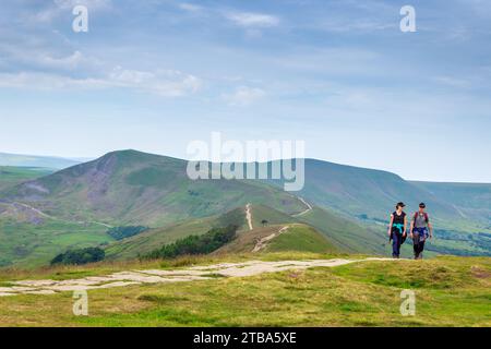 Couple se promenant dans Derbyshire Dales Banque D'Images