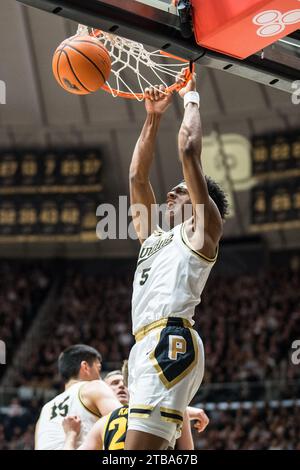 West Lafayette, Indiana, États-Unis. 4 décembre 2023. MYLES COLVIN, de Purdue, dunks pendant le match de basket-ball de la NCAA entre les Hawkeyes de l'Iowa et les Boilermakers de Purdue, lundi 4 décembre 2023, à Mackey Arena à West Lafayette, Ind. (Image de crédit : © Dave Wegiel/ZUMA Press Wire) USAGE ÉDITORIAL SEULEMENT! Non destiné à UN USAGE commercial ! Banque D'Images