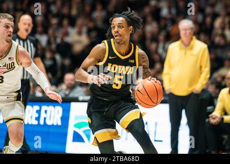 West Lafayette, Indiana, États-Unis. 4 décembre 2023. DASONTE BOWEN avec le ballon lors du match de basketball de la NCAA entre les Hawkeyes de l'Iowa et les Boilermakers de Purdue, le lundi 4 décembre 2023, au Mackey Arena de West Lafayette, Ind. (Image de crédit : © Dave Wegiel/ZUMA Press Wire) USAGE ÉDITORIAL SEULEMENT! Non destiné à UN USAGE commercial ! Banque D'Images