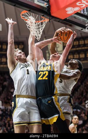 West Lafayette, Indiana, États-Unis. 4 décembre 2023. PATRICK MCCAFFERY, de l'Iowa, est fauché lors du match de basket-ball de la NCAA entre les Hawkeyes de l'Iowa et les Boilermakers de Purdue, lundi 4 décembre 2023, au Mackey Arena de West Lafayette, Ind. (Image de crédit : © Dave Wegiel/ZUMA Press Wire) USAGE ÉDITORIAL SEULEMENT! Non destiné à UN USAGE commercial ! Banque D'Images