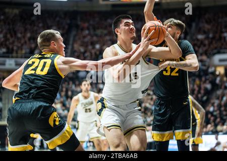 West Lafayette, Indiana, États-Unis. 4 décembre 2023. Zach Edey de Purdue est fauché lors du match de basket-ball de la NCAA entre les Hawkeyes de l'Iowa et les Boilermakers de Purdue, lundi 4 décembre 2023, à Mackey Arena à West Lafayette, Ind. (Image de crédit : © Dave Wegiel/ZUMA Press Wire) USAGE ÉDITORIAL SEULEMENT! Non destiné à UN USAGE commercial ! Banque D'Images