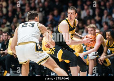 West Lafayette, Indiana, États-Unis. 4 décembre 2023. PATRICK MCCAFFERY avec le ballon lors du match de basketball de la NCAA entre les Hawkeyes de l'Iowa et les Boilermakers de Purdue, le lundi 4 décembre 2023, au Mackey Arena de West Lafayette, Ind. (Image de crédit : © Dave Wegiel/ZUMA Press Wire) USAGE ÉDITORIAL SEULEMENT! Non destiné à UN USAGE commercial ! Banque D'Images