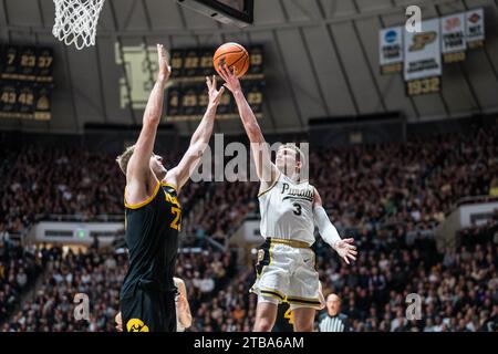 West Lafayette, Indiana, États-Unis. 4 décembre 2023. Braden Smith se lance pour une pause lors du match de basket-ball de la NCAA entre les Hawkeyes de l'Iowa et les Boilermakers de Purdue, le lundi 4 décembre 2023, au Mackey Arena de West Lafayette, Ind. (Image de crédit : © Dave Wegiel/ZUMA Press Wire) USAGE ÉDITORIAL SEULEMENT! Non destiné à UN USAGE commercial ! Banque D'Images