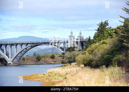 Le pont Isaac Lee Patterson enjambe la rivière Rogue à Gold Beach, Oregon. Il est Art Déco inspiré par des arches en béton. Banque D'Images