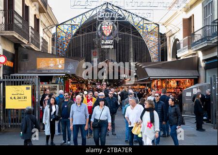 Barcelone, Espagne. 04 décembre 2023. Les touristes et les habitants sont vus à la Boqueria, un célèbre marché situé à Las Ramblas, Barcelone. (Photo Xavi Lopez/SOPA Images/Sipa USA) crédit : SIPA USA/Alamy Live News Banque D'Images