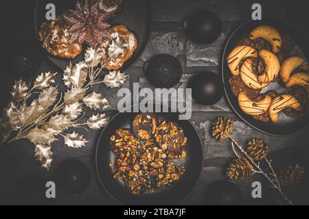 Biscuits, pain d'épice et décoration de Noël, noir et or, vue de dessus Banque D'Images