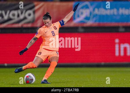 Tilburg, Niederlande. 05 décembre 2023. Sherida Spitse, des pays-Bas, donne un coup de pied au match de Groupe 1 de l'UEFA Womens Nations League - League A entre les néerlandaises et les Belges le 5 décembre 2023 à Tilburg, pays-Bas Credit : dpa/Alamy Live News Banque D'Images