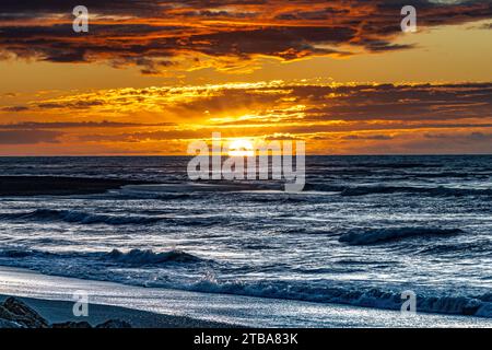 Coucher de soleil brillant sur la mer de Tasman par Hokitika en Nouvelle-Zélande Banque D'Images