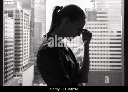 Femme d'affaires fatiguée, fatiguée, épuisée dans la ville Banque D'Images