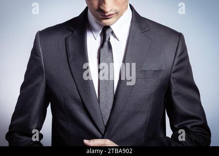 Bel homme en costume et cravate, affaires, studio de mode shooter Banque D'Images
