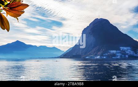 Vue imprenable sur 4 kayaks (1 kayak pour 2 personnes) dans l'eau du lac de Lugano et le mont San Salvatore. Banlieue de la ville Lugano Banque D'Images