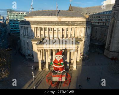 Photographie aérienne du Père Noël géant à l'extérieur de la Bibliothèque centrale, Manchester 3 Banque D'Images