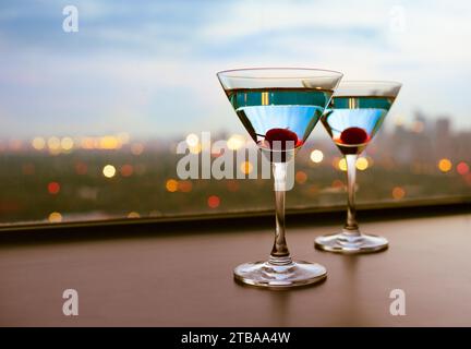 Verres à cocktail avec vue sur la ville. Banque D'Images